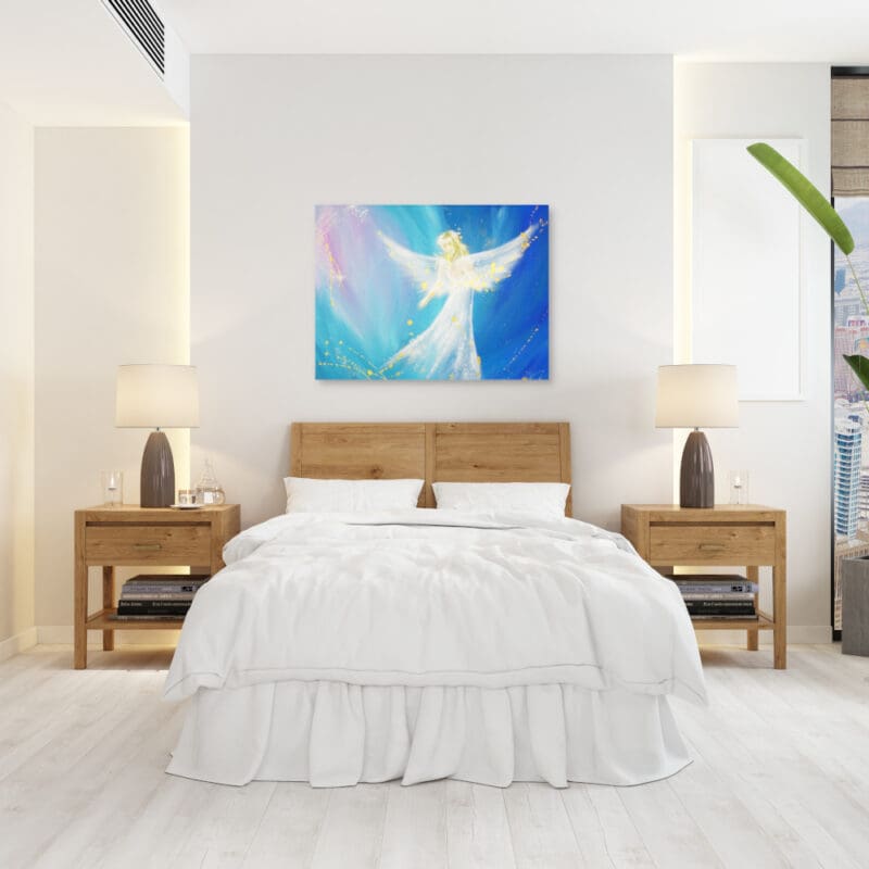 Engelbild in Blau mit goldenen Sprenkeln an der Wand