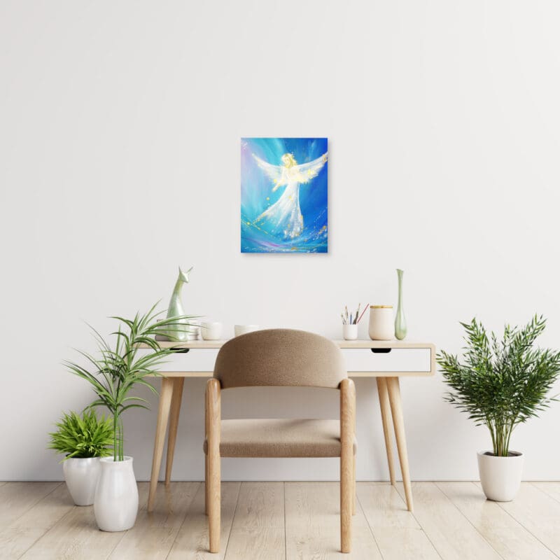 Engelbild in Blau mit goldenen Sprenkeln an der Wand