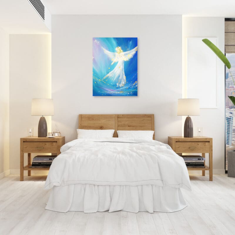Engelbild in Blau mit goldenen Sprenkeln an der Wand